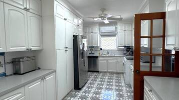 Een magnetron, een oven, een kookplaat, een vaatwasser