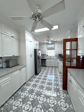 Mikroaaltouuni, uuni, liesi, astianpesukone