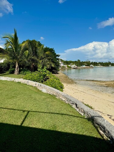 Ocean front spacious 6-bedroom house Nassau