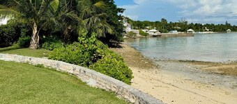 Ocean front spacious 6-bedroom house Nassau