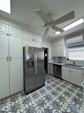 Mikroaaltouuni, uuni, liesi, astianpesukone