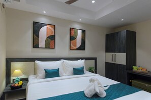 Escritorio, tabla de planchar con plancha y wifi gratis