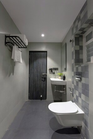 تجهيزات دش، خف للقدمين، مناشف، شامبو