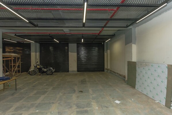 مواقف سيارات مجانية، خدمة مجانية لإيقاف السيارات بواسطة موظف