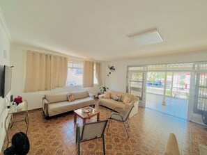 Living area - House near the beach, 2 parking spaces, sleeps up to 12 people, pets allowed. (Santos)