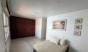 WiFi - House near the beach, 2 parking spaces, sleeps up to 12 people, pets allowed. (Santos)