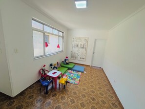 Children’s area - House near the beach, 2 parking spaces, sleeps up to 12 people, pets allowed. (Santos)