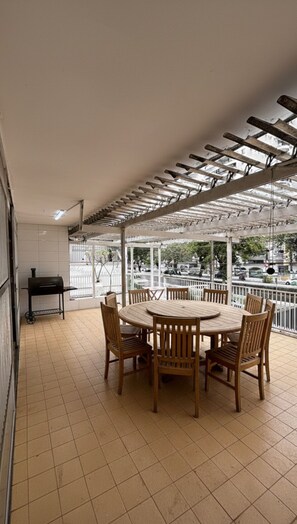 Outdoor dining - House near the beach, 2 parking spaces, sleeps up to 12 people, pets allowed. (Santos)
