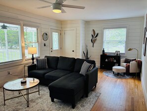 Smart TV, books - Cozy 2-bedroom house with private office in Midtown Wilmington (Wilmington)