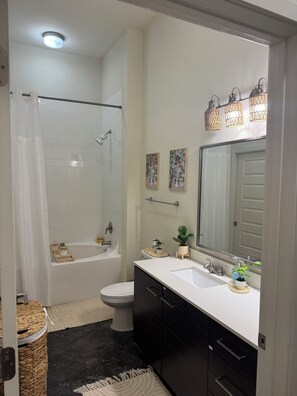 Hair dryer, towels, soap, toilet paper - Atlanta Beltline Bungalow (Atlanta)