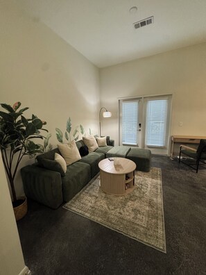 Living area - Atlanta Beltline Bungalow (Atlanta)