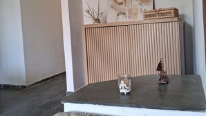 Une pièce moderne avec une table en bois foncé, un tapis à motifs et un banc en bois.