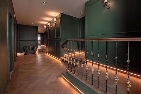 Pasillo. The Midnight Bloom Suite