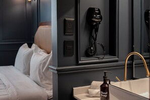 Bathroom - The Midnight Bloom Suite (Mexico City)