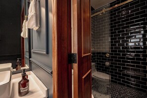 Luxury Double Room, City View | Bathroom - The Midnight Bloom Suite (Mexico City)