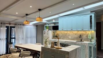 Basic Room | Private kitchen | Full-sized fridge, microwave, oven, cookware/dishes/utensils