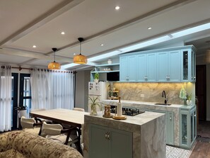 Quarto básico | Cozinha privada | Geladeira grande, micro-ondas, fogão