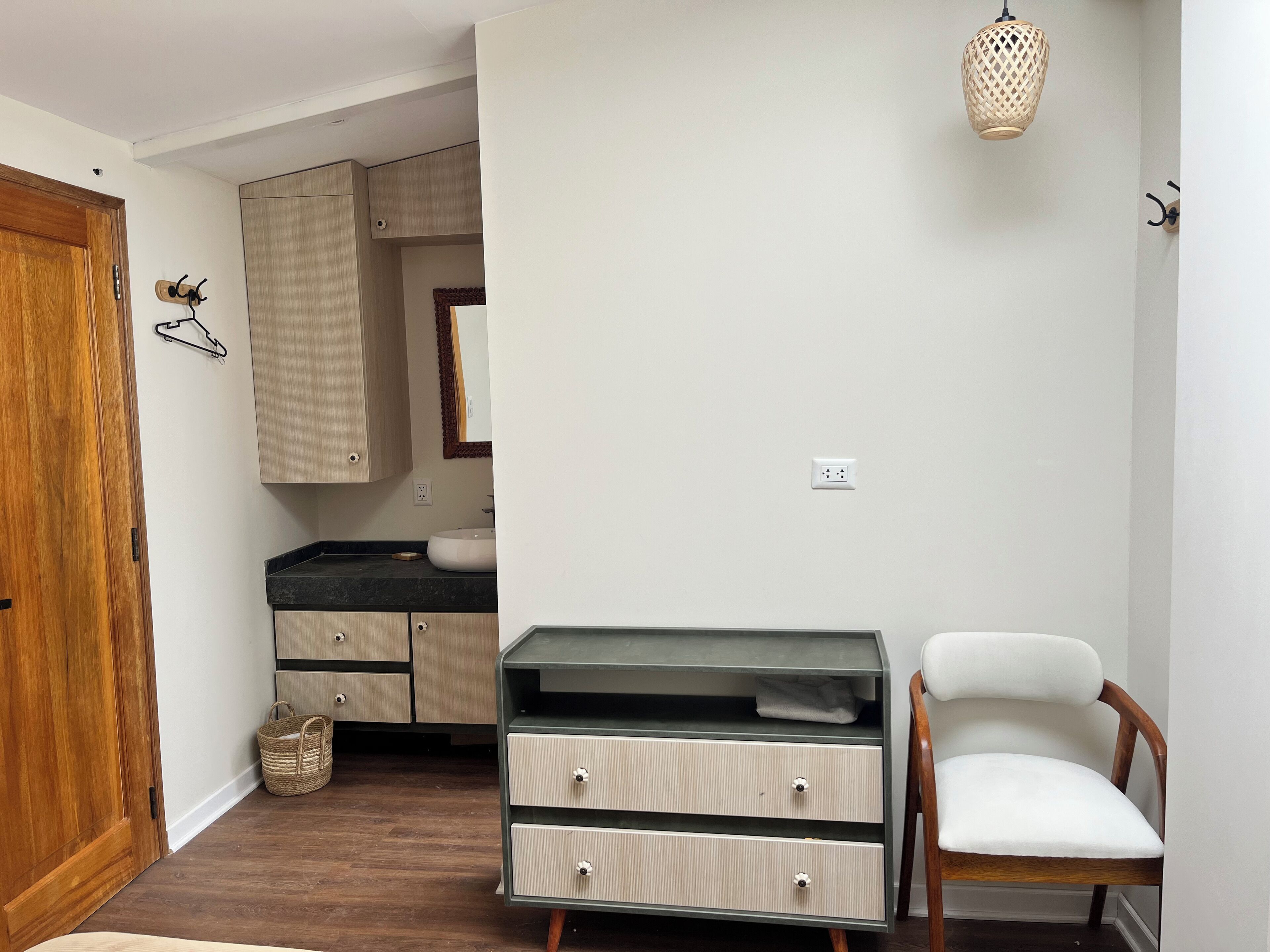 Comfort-huone | Kylpyhuone | Suihku, sadesuihkupää, hiustenkuivaaja, pyyhkeet