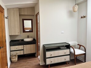 Comfort Apartment (2) | Bathroom - Casa Corrales by Wynwood House (Andahuaylillas)