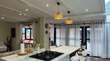 Comfort kamer | Privékeuken | Een koelkast met diepvriezer, een microgolfoven, een oven