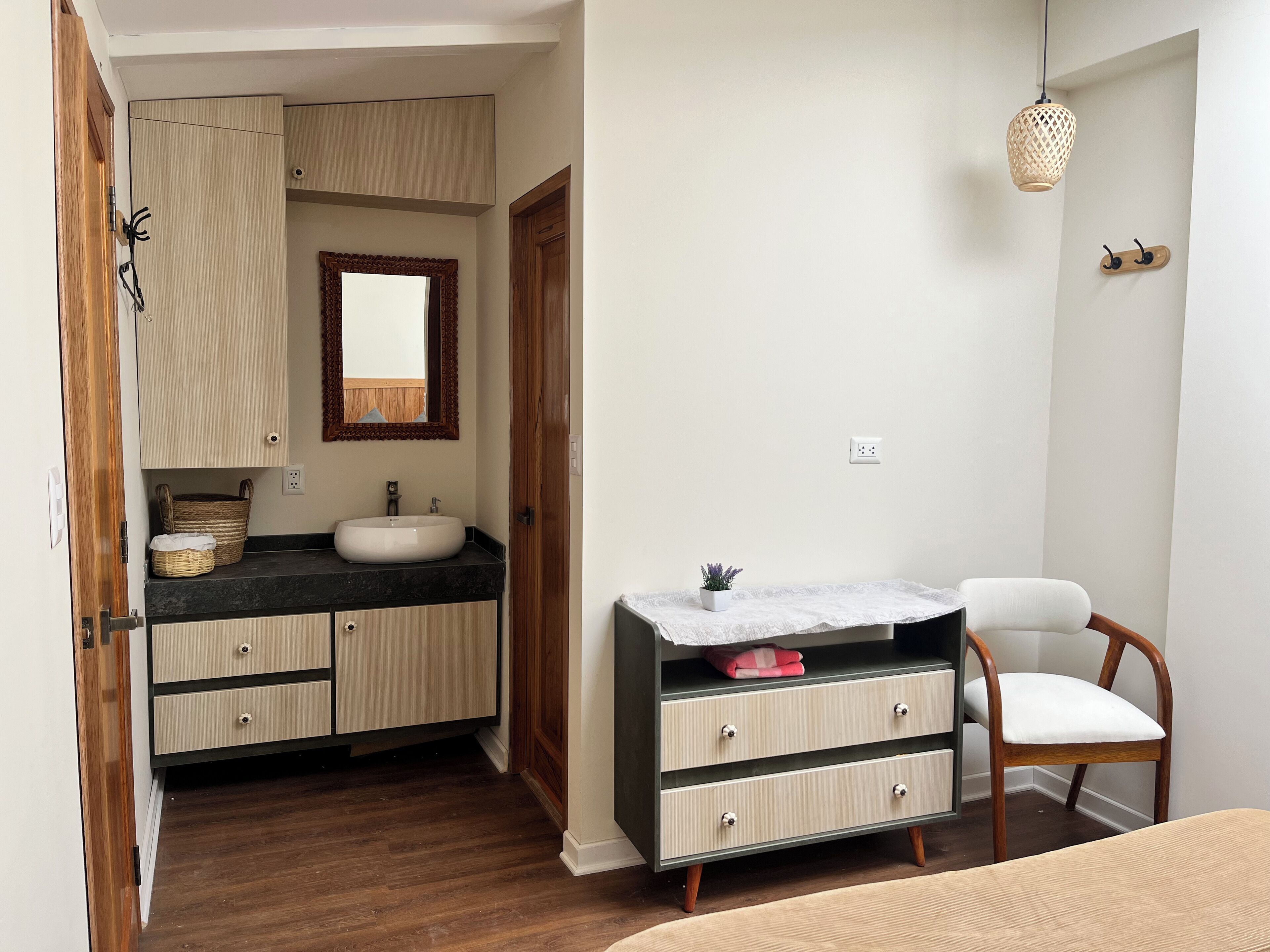 Perushuone | Kylpyhuone | Suihku, sadesuihkupää, hiustenkuivaaja, pyyhkeet