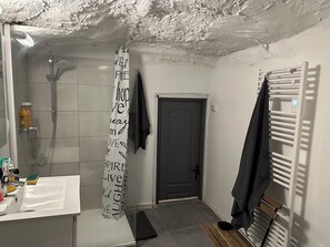 Shower, hair dryer, towels, soap - Charming Renovated House in Cucuron, sunny and quiet patio, large living space (Cucuron)