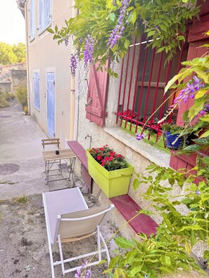 Outdoor dining - Charming Renovated House in Cucuron, sunny and quiet patio, large living space (Cucuron)