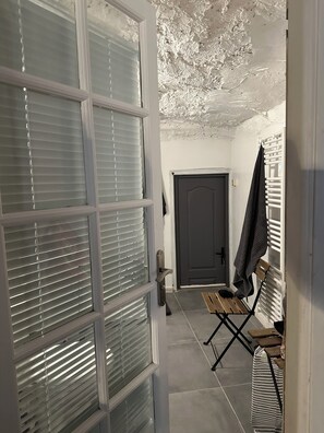 Interior - Charming Renovated House in Cucuron, sunny and quiet patio, large living space (Cucuron)