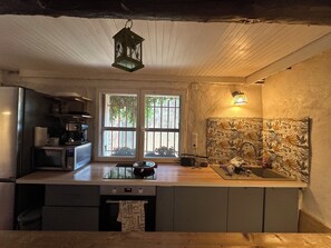 Private kitchen - Charming Renovated House in Cucuron, sunny and quiet patio, large living space (Cucuron)