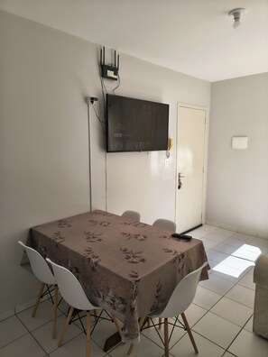 Dining - Cozy apartment close to several beaches. Accepts pets. (Palhoça)