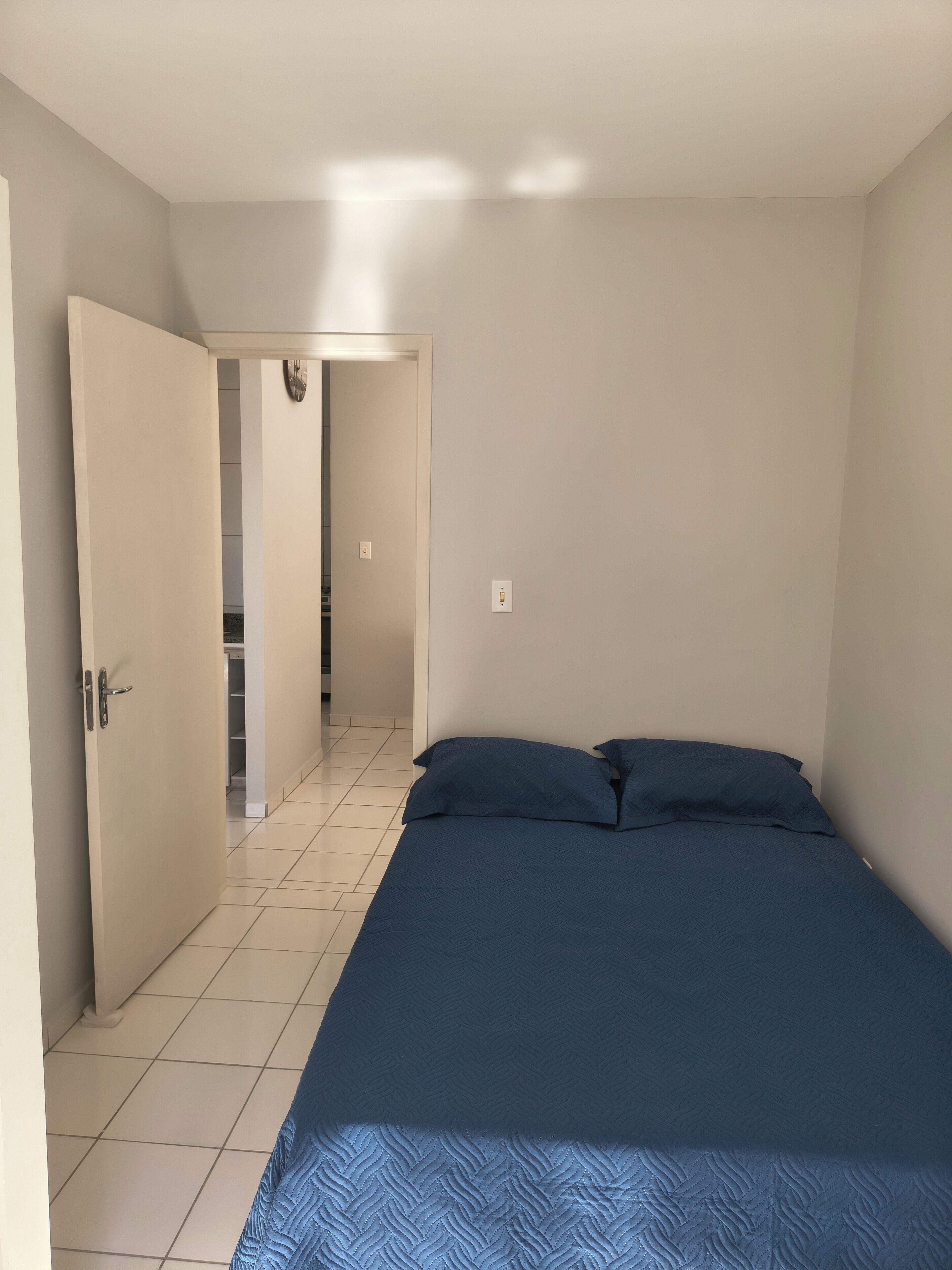 Tabla de planchar con plancha, wifi gratis y ropa de cama 