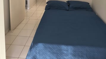 Tabla de planchar con plancha, wifi gratis y ropa de cama