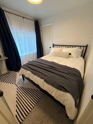 3 bedrooms, WiFi, bed sheets, wheelchair access - Work-Ready Studio with King Bed · Desk · W/D & Parking (Tracy)
