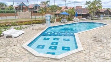 Una piscina al aire libre