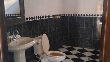 Casa clásica, balcón | Baño | Regadera, jabón, shampoo, papel de baño