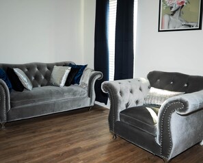Smart TV, fireplace - 4BR Atlanta  | Sleep 8 | World Cup | 5 Min (Atlanta)