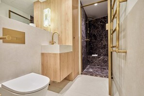 Shower, hair dryer, towels, shampoo - Exceptional Grand Apartment - Louvre Museum (Paris)