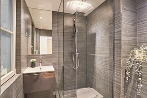Douche, sèche-cheveux