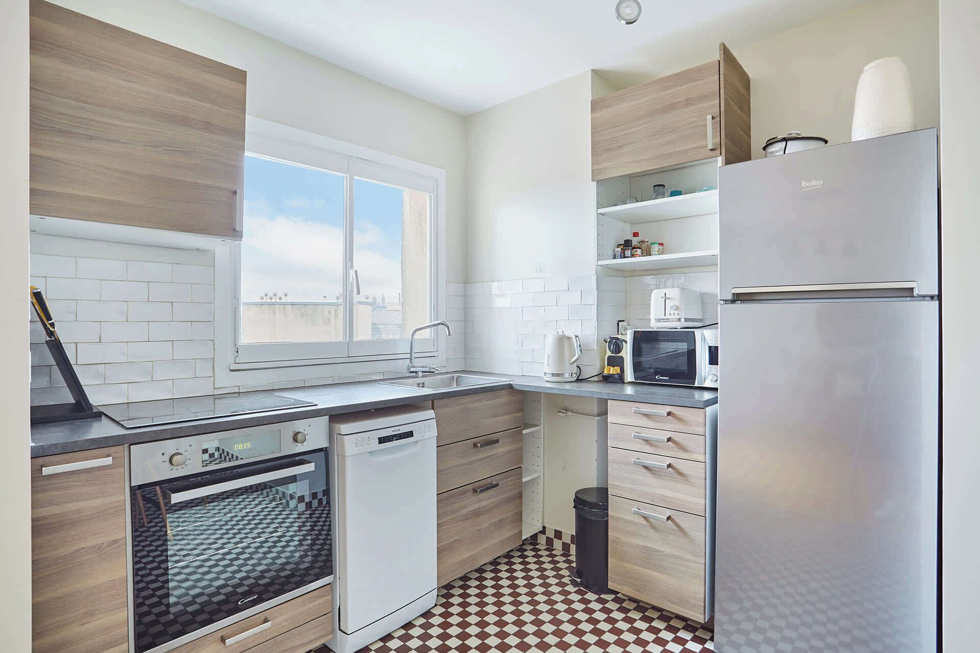 冷蔵庫、電子レンジ、オーブン、コンロ