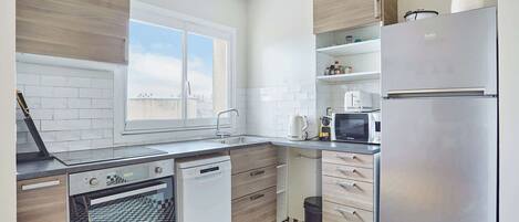 冷蔵庫、電子レンジ、オーブン、コンロ