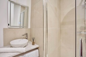 Douche, sèche-cheveux, serviettes fournies, shampoing