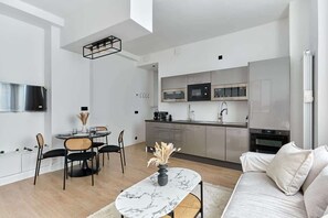 Eine moderne Wohnung mit Essbereich, Küche und Wohnraum.