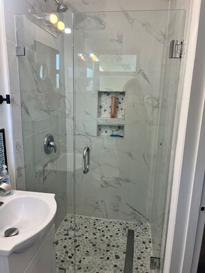 Shower, hair dryer, towels, soap - Cozy home in charming Cocoa. Walk to Indian River Lagoon, boat ramp, restaurants (Cocoa)