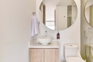 Shower, hair dryer, towels, shampoo - w* | Beautiful Loft in the Heart of Bogotá (Bogotá)