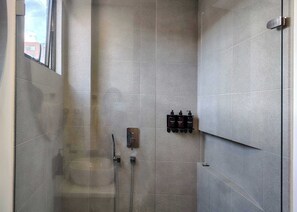 Shower, hair dryer, towels, shampoo - w* | Enchanting Loft in the Heart of Bogotá (Bogotá)
