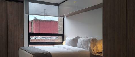 Escritorio, tabla de planchar con plancha, wifi y ropa de cama