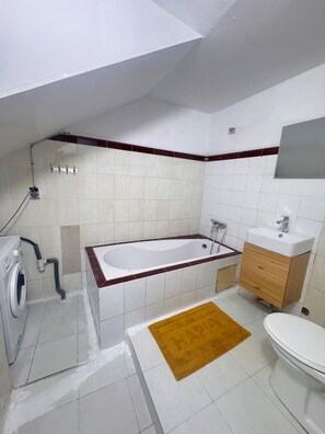 Shower, towels, soap, toilet paper - Atypical & Modern Duplex (Dakar)