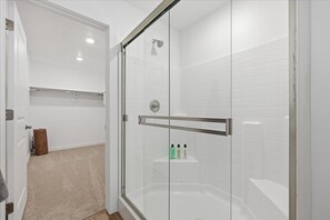 Douche, sèche-cheveux, serviettes fournies