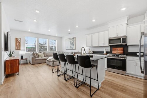 Near Eagle Island | Pool | 2 King Beds | Parking | Smart TV