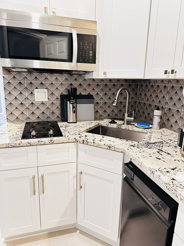 Private kitchen - Modern 1-bedroom Apt - Close to KSU & Wellstar - Pet Friendly (Marietta)